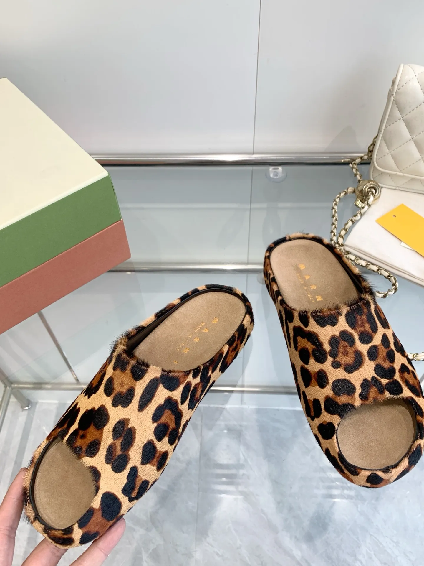 👟👟Ex-factory price 480👟👟 Men's size +10 Marni's new 🍌Banana slippers with mark thread hand-sewn LOGO, high-end style and cute footbed, MARNI's banana slippers are simply a fashion favorite to wear outside the home. You no longer have to worry about odor and foot sweat. Fabric: high mercerized cowhide suede. Lining: imported sheepskin lining. Foot pads: high mercerized cowhide suede. Outsole: Original molded rubber anti-slip outsole Female: 36-40 Male 40-46